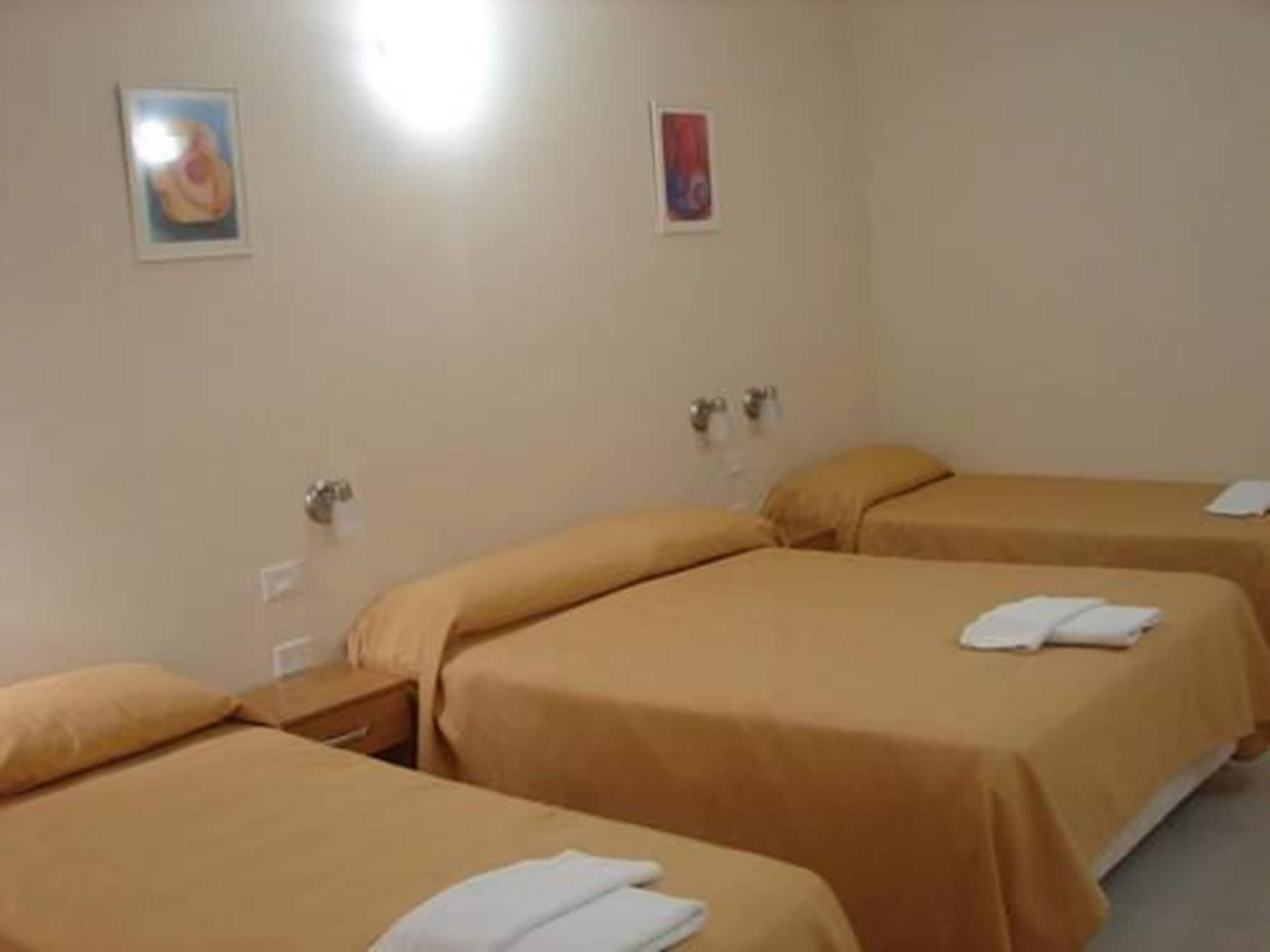 Cheltum Hotel Trelew Bagian luar foto