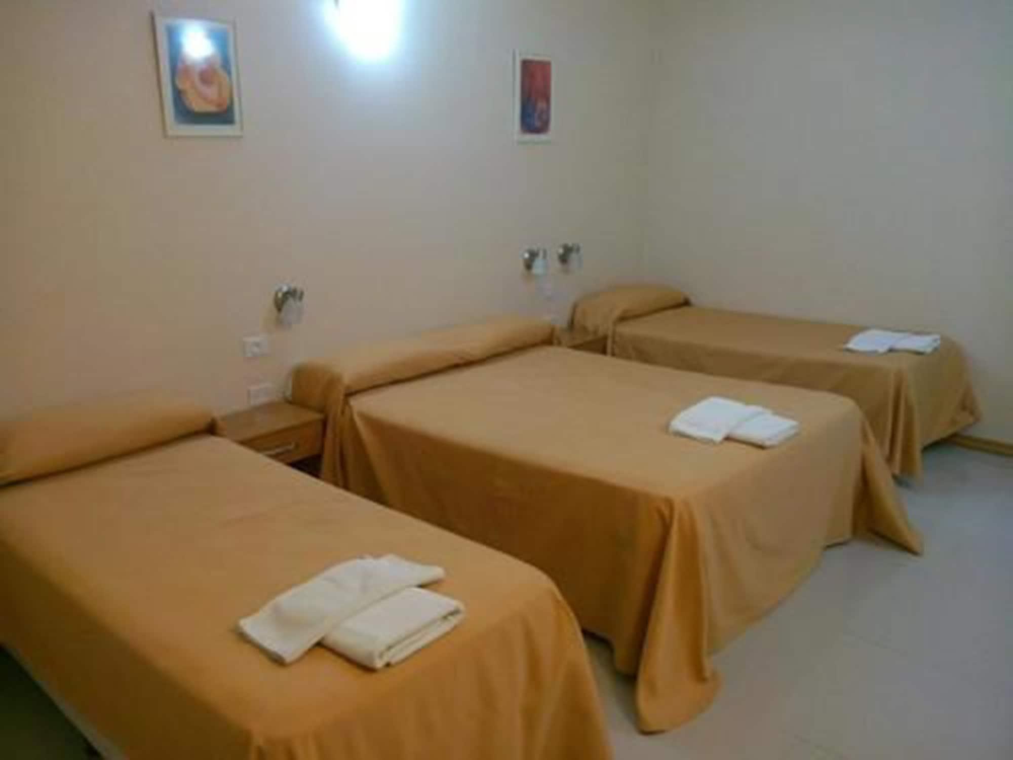 Cheltum Hotel Trelew Bagian luar foto
