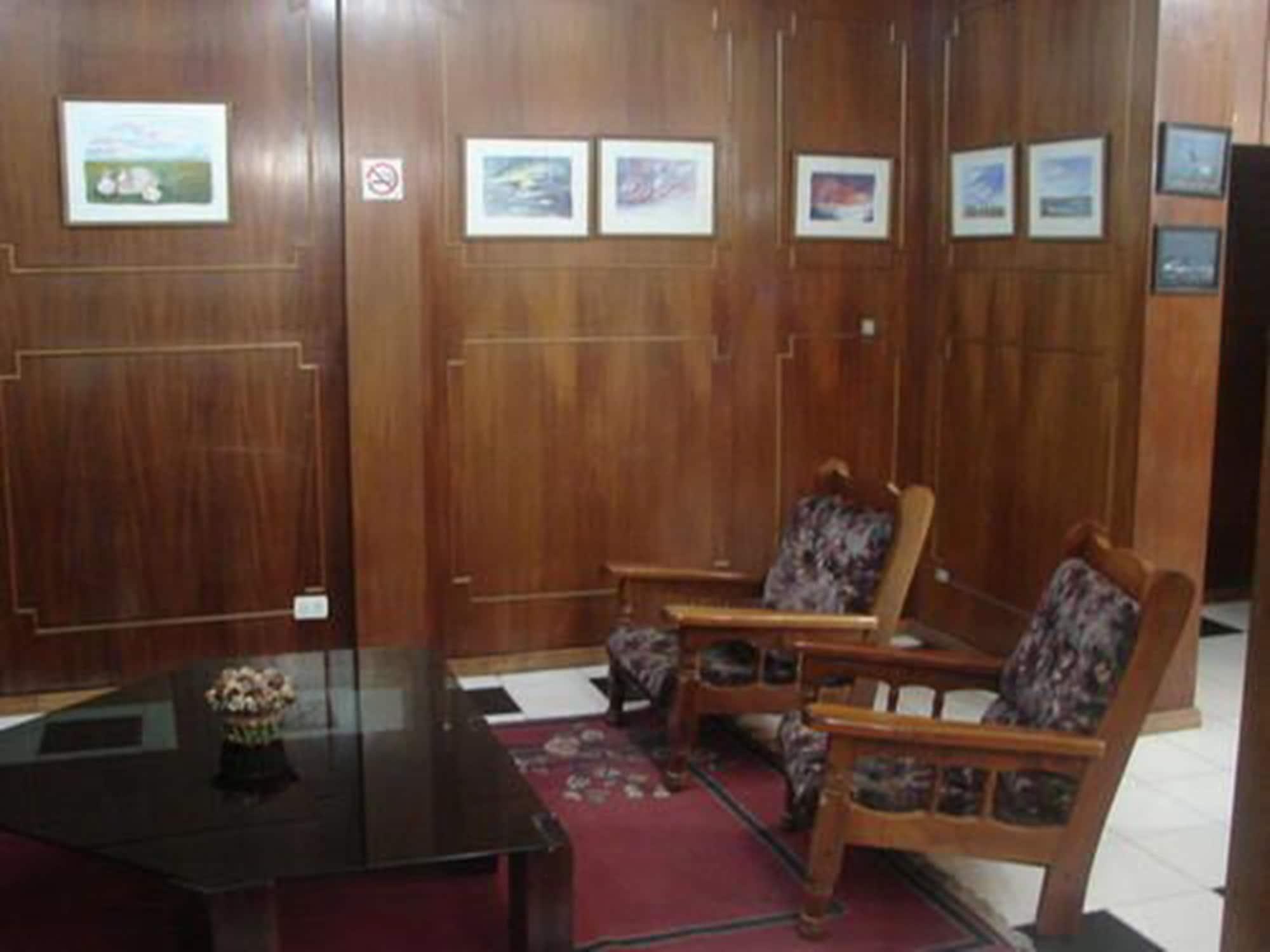 Cheltum Hotel Trelew Bagian luar foto
