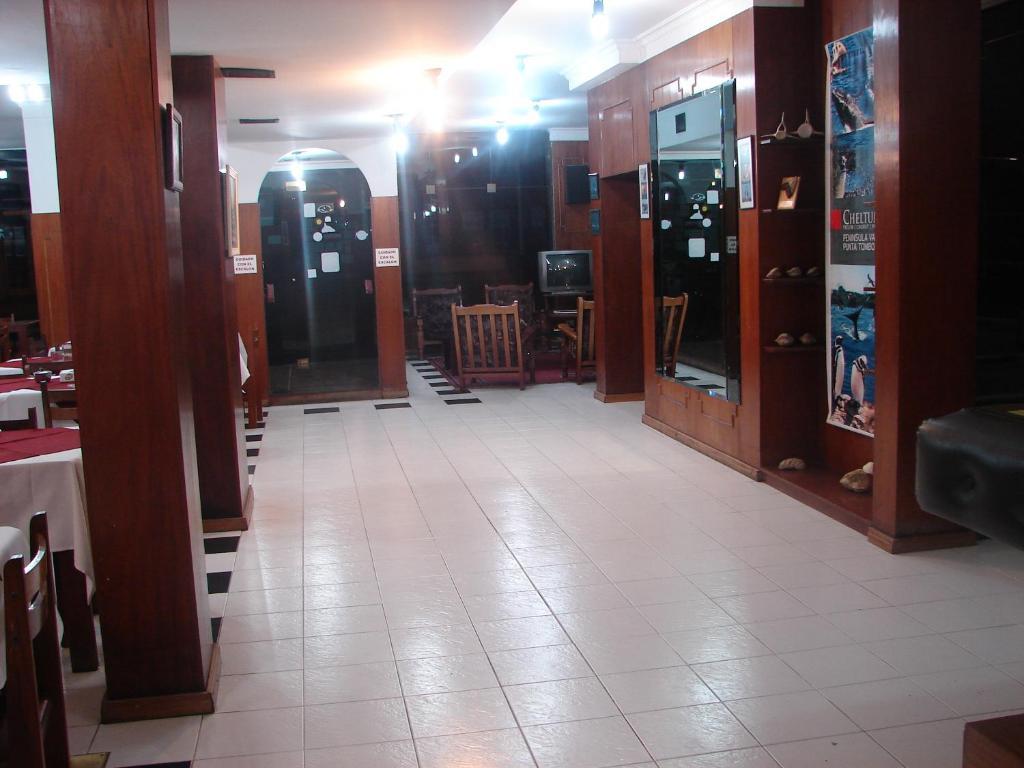 Cheltum Hotel Trelew Bagian luar foto